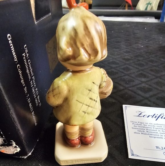 Goebel - 'I brought you a gift' Club Piece - Picture 3 of 6